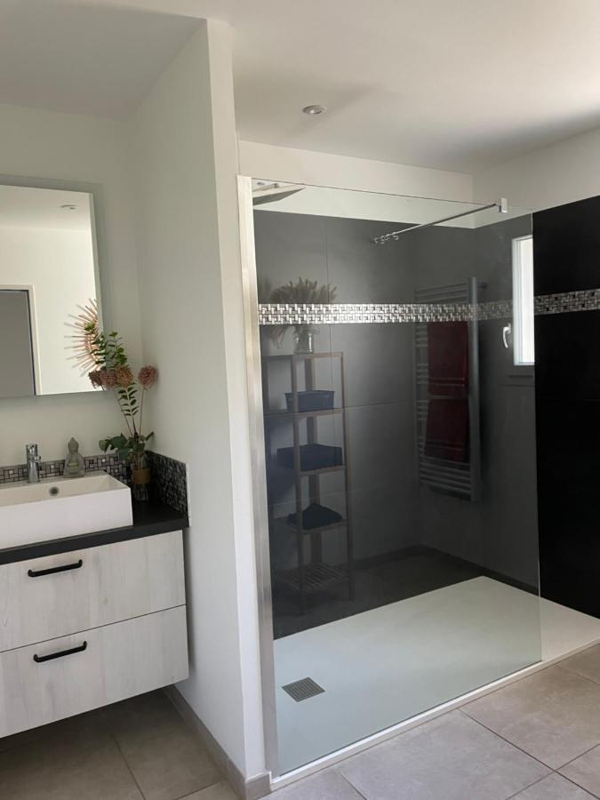 Chambre Avec Salle De Bain Privee Dans Villa Avec Garage Manosque Luaran gambar